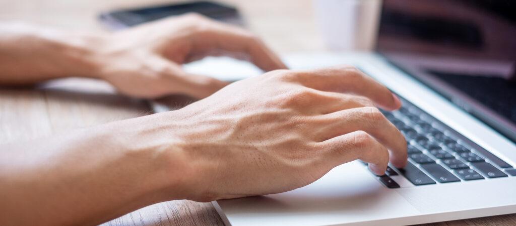 A man typing keyboard while making blog
